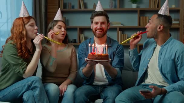 Geburtstag Mann Glücklich Erwachsene Bärtige Kerl Halten Festlichen Kuchen Brennende — Stockvideo