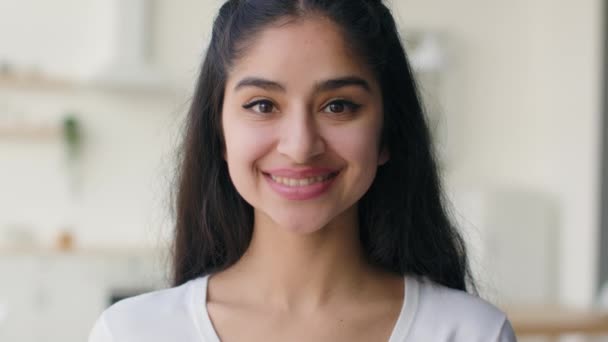 Porträtt Glad Indiska Arabiska Kvinna Etnisk Flicka Bekymmerslös Affärskvinna Student — Stockvideo