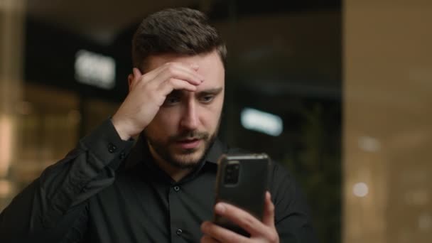 Zaniepokojony Człowiek Kaukaski Przedsiębiorca Klient Centrum Handlowym Problem Telefonem Komórkowym — Wideo stockowe