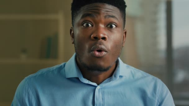Heyecanlı Afro Amerikan Bir Adam Ağzını Açtı Şok Edici Olumlu — Stok video