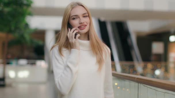 Kaukaski 20S Businesswoman Kobieta Dziewczyna Spacery Centrum Handlowym Mówienie Telefon — Wideo stockowe
