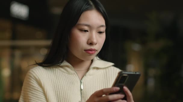 Chica Decepcionada Triste Estresante Mujer China Asiática Uso Teléfono Móvil — Vídeos de Stock