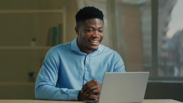 Africano Americano Empresário Tem Reunião Virtual Laptop Sorrindo Étnico Homem — Vídeo de Stock