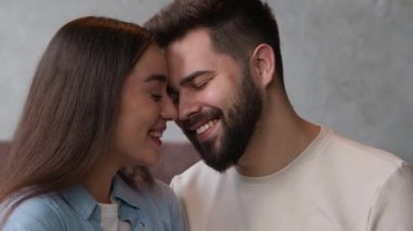 Mutlu Kafkasyalı bir aile, evde birbirine aşık bir çiftle evleniyor. Gülümseyen ev sahipleri, sırıtan ev sahipleri, koca, karı ve koca, birbirlerine sarılıyorlar.