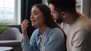 Sinirli, ağlayan, ağlayan, beyaz bir kadının karısı, kocasını ihanetle suçlayan bir adama bağırıyor.