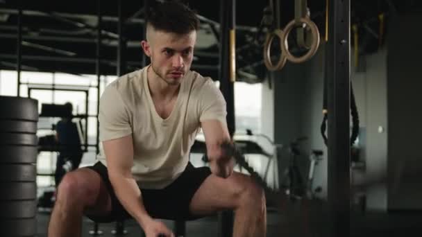 Muscular Homem Branco Atleta Fisiculturista Lutador Exercício Batalha Cordas Desportista — Vídeo de Stock