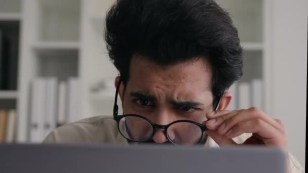 アラビア人のイスラム教徒の男ビジネスマンインド人の男性フリーランス男性労働者マネージャー従業員で眼鏡作業ノートパソコンは悪い視力ぼやけたビジョン目を持っています近視低メガネ読み取り小さなフォントレーザー補正 — ストック動画