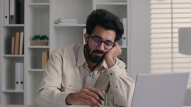 Exausto Cansado Sonolento Árabe Indiano Muçulmano Empresário Trabalhador Negócios Sentar — Vídeo de Stock
