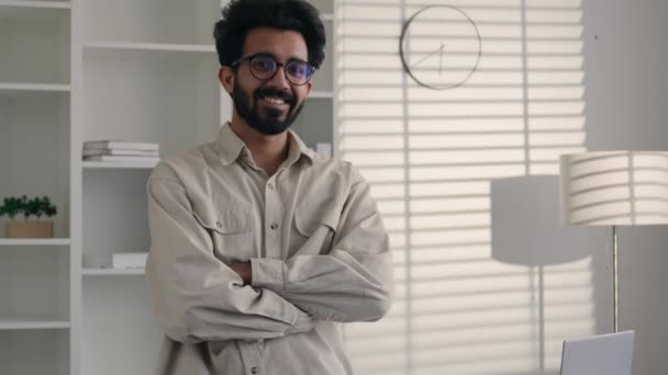 ビジネスの肖像インドのアラビア人男性髭男性フリーランスのエグゼクティブ専門家は ホームオフィスで腕を越え幸せなイスラム教徒の千年男カメラを見て自信のあるビジネスマン笑顔おもちゃの笑顔 — ストック動画