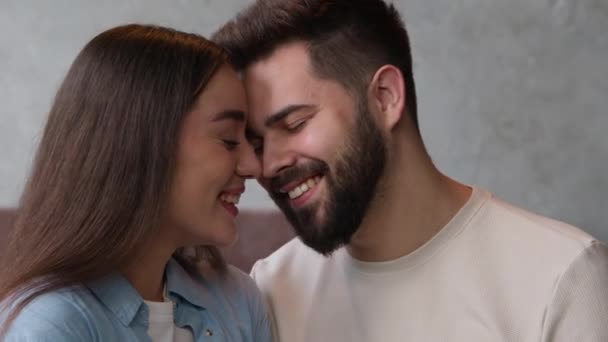Glückliche Kaukasische Familie Verliebtes Ehepaar Hause Lächelnd Hausbesitzer Liebhaber Mann — Stockvideo