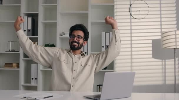 Cansado Árabe Empresário Indiano Muçulmano Homem Trabalhando Remoto Feliz Satisfeito — Vídeo de Stock
