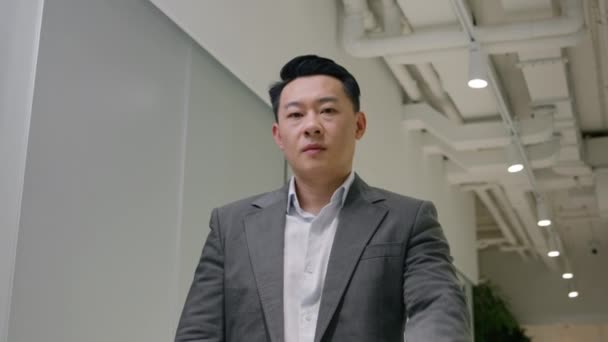 Ázsiai Komoly Férfi Elégedetlen Etnikai Üzletember Munkáltató Vállalkozó Mutatnak Negatív — Stock videók