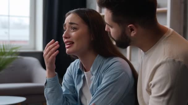 Genervt Wütend Weinende Kaukasische Frau Freundin Frau Schreien Auf Mann — Stockvideo