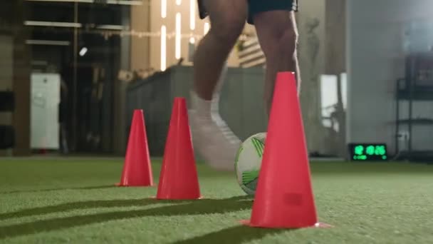 Jogador Futebol Irreconhecível Que Corre Driblando Bola Entre Cones Ginásio — Vídeo de Stock