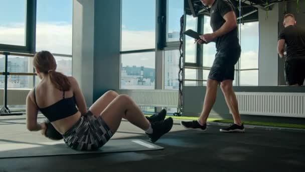 Muscular Sportswoman Robi Ćwiczenia Brzucha Piłką Medyczną Podłodze Siłowni Atletyczna — Wideo stockowe