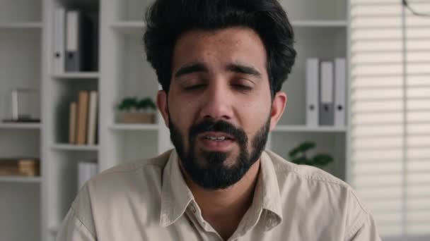 Webcam Widok Arabski Muzułmanin Biznesmen Korepetytor Mężczyzna Trener Indyjski Etniczny — Wideo stockowe