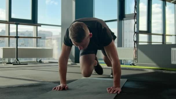 在健身垫上跑步的男子运动员屈膝强壮的男子运动员训练耐力健康的生活方式健美操体操 — 图库视频影像