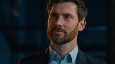 Düşünceli, rüya gibi, bin yıllık beyaz bir adam gülümseyerek mesafeye bakar. Geleceğin iyi planlı erkek girişimcisinin hayallerine inan. Sakin orta yaşlı 40 'lı yılların iş adamı pozitif düşüncelere daldı.