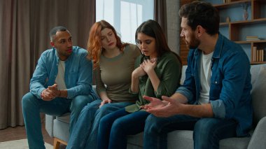 Üzgün ağlayan kadın, üzüntüsünü arkadaşlarıyla paylaşıyor. Çok ırklı kadınlar. Üzüntülü bir kızı teselli eden erkekler, psikoterapi seansına psikolojik destek sağlıyor.