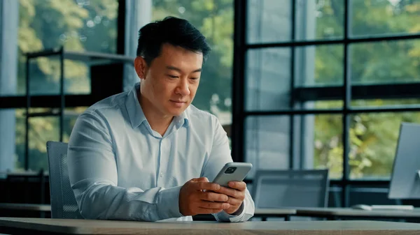 Мужской Портрет Азиатский Китайский Мужчина Предприниматель Работодатель Работает Офисе Посмотрите — стоковое фото