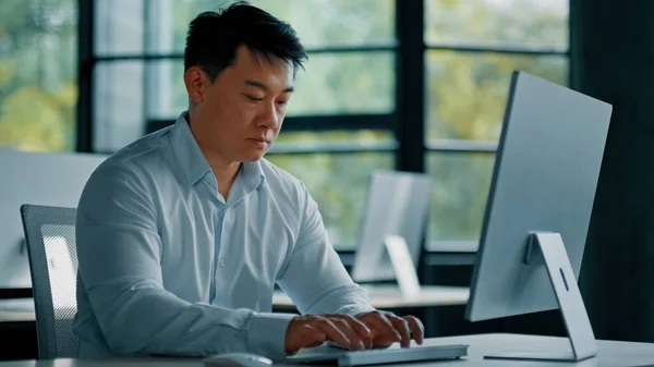 Porträtt Koncentrerad Manlig Kontorsarbetare Web Designer Asiatisk Medelålders Man Affärsman — Stockfoto