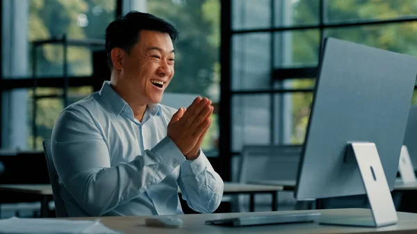 Senior Feliz Emocional Empresário Masculino Vencedor Investidor 40S Asiático Coreano — Fotografia de Stock
