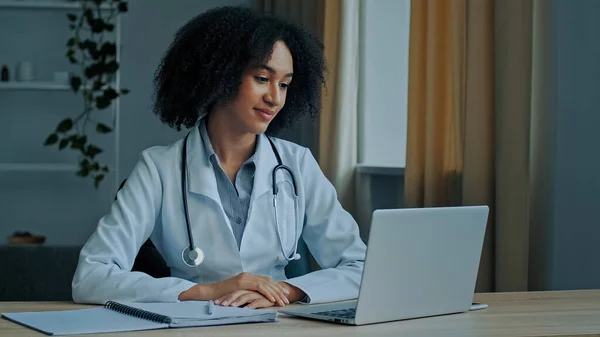 Afrikanische Frau Facharzt Therapeut Arzt Berater Der Klinik Sprechen Videoanruf — Stockfoto