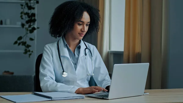 Afrikanische Ärztin Medizinstudentin Der Medizinischen Universität Internistin Psychotherapeutin Verwenden Laptop — Stockfoto