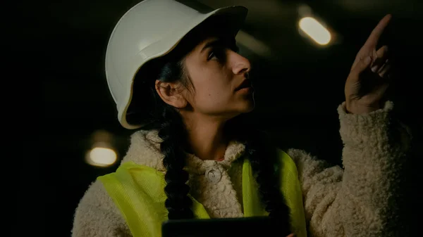 Young Arabian Woman Technician Inspector Engineer Developer Wears Protecting Helmet —  Fotos de Stock