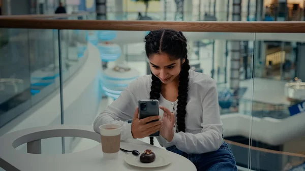 女性食品博客创作者阿拉伯裔印度女性时尚女孩时尚摄影师在咖啡店媒体博客的手机上拍照美味的早餐咖啡和巧克力蛋糕 — 图库照片
