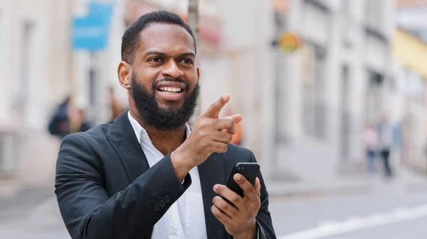 Nahaufnahme Ethnischen Afroamerikaner Bärtigen Mann Touristischen Geschäftsmann Mit Smartphone Mit — Stockfoto