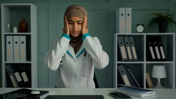 Malato Arabo Musulmano Donna Sovraccarico Stanco Medico Operaio Medico Soffre — Foto Stock