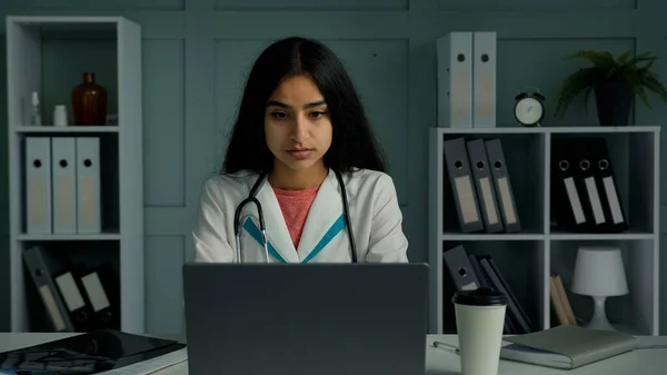 Gelangweilte Junge Ärztin Arztpraktikantin Laptop Überprüfen Patienten Testergebnisse Online Virtueller — Stockfoto