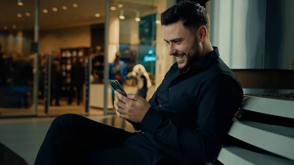 Удивленный Бизнесмен Латиноамериканец Мужчина Владелец Бизнеса Смотреть Экран Смартфона Выиграть — стоковое фото