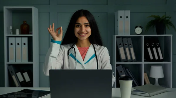 Glad Positiv Ung Kvinna Läkare Arabien Indian Etnisk Kvinnlig Terapeut — Stockfoto