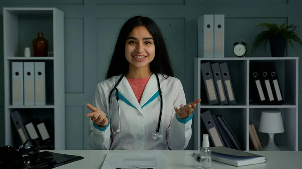Professional Young Doctor Arabian Indian Woman Physician Provide Remote Medical — Stockfoto