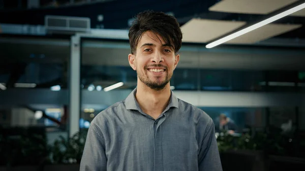 Portre Mutlu Hintli Genç Adam Profesyonel Adamı Ajan Menajer Ofiste — Stok fotoğraf