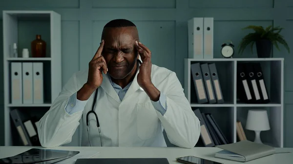 Müde Afrikanische Mann Arzt Reif Alter Spezialist Leiden Unter Kopfschmerzen — Stockfoto