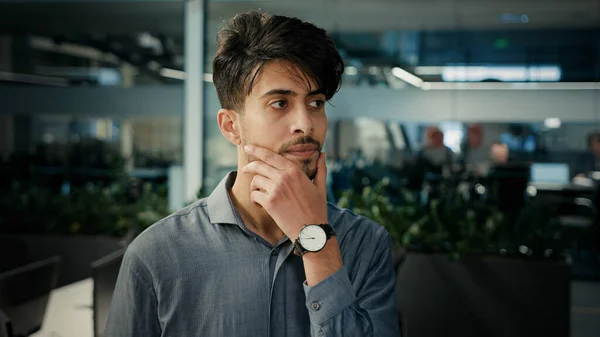 Bedachtzame Geconcentreerde Indiase Arabische Man Slimme Zakenman Office Manager Werknemer — Stockfoto