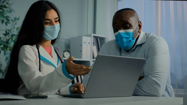 Young Doctor Woman Talk Old Man Patient Mask Use Laptop — Stockfoto
