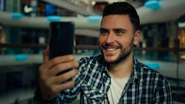 Улыбающийся Арабский Кавказский Мужчина Блоггер Бизнесмен Смотрит Мобильный Телефон Камера — стоковое фото
