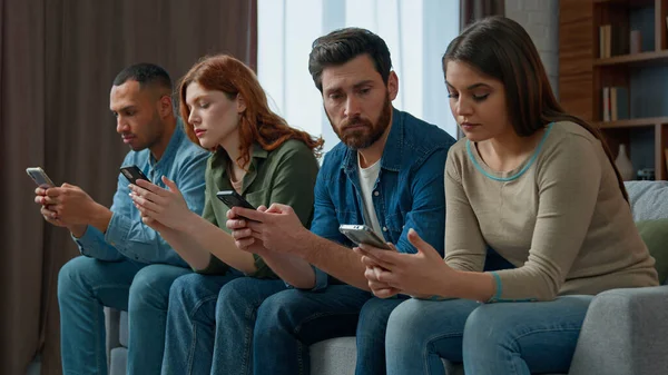 Szomorú Ember Nézd Meg Barátok Mobiltelefon Függő Multiraciális Emberek Elveszett — Stock Fotó