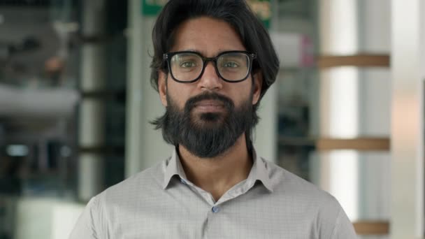 Крупный Индийский Уверенный Бизнесмен Смотрит Камеру Арабский Бородатый Мужчина Предприниматель — стоковое видео