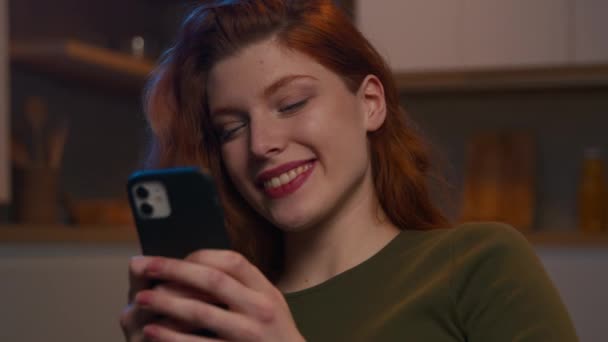 Close Uśmiechnięty Relaxed Kaukaska Kobieta Dziewczyna Sprawdzanie Wiadomości Sms Telefon — Wideo stockowe
