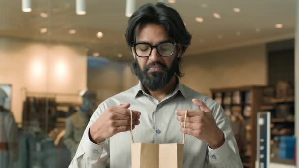 Indiano Homem Cliente Comprador Descompactar Sacos Masculino Comprador Consumidor Pacote — Vídeo de Stock