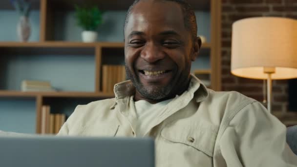 Érett Mosolygós Afro Amerikai Férfi Beszél Videó Hívás Segítségével Laptop — Stock videók
