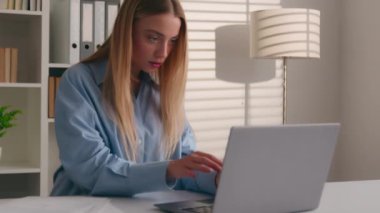 Beyaz kadın yönetici kız iş kadını ofis işyeri girişimci kadın bankacılığı belgeleriyle çalışan ve internetten bilgisayar okuyan bilgisayarla meşgul mali rapor hazırla.