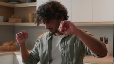Komik, neşeli, bağımsız Arap adam evden uzakta dans ederek müzik eşliğinde işi bitiriyor. Hintli adam dans etmeden önce modern mutfakta dizüstü bilgisayarda çalışmaya başladı.