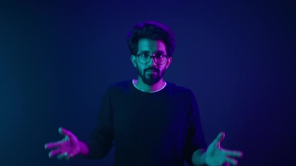 Estúdio Azul Escuro Neon Fundo Indiano Homem Árabe Masculino Modelo — Vídeo de Stock