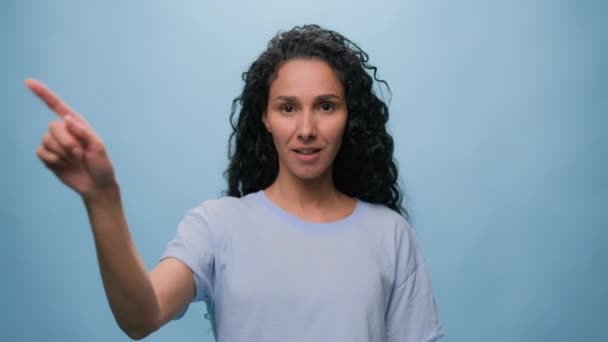 Stüdyo Portresi Latin Kız Latin Hintli Arap Kadın Suskun Dudaklı — Stok video